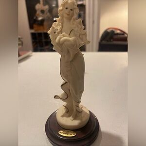 Florence Mini "Loving Arms" figurine by Giuseppe Armani